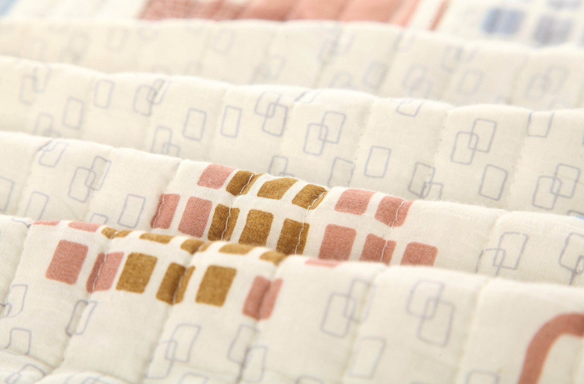 Tache Geometric Cubic Squares Ivory Scalloped Retro Cotton Quilt Bedspread Set (DSW009)