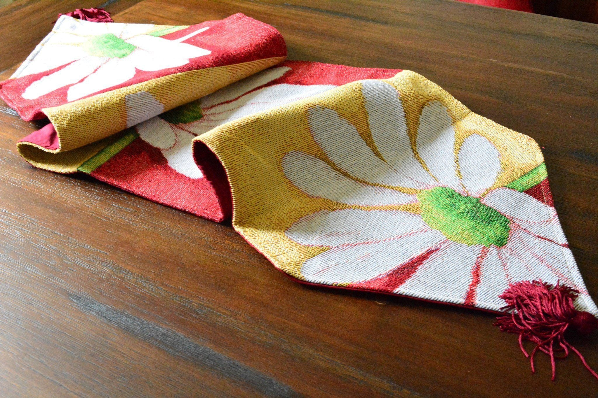 Tache Loves Me Not Daisy Tapestry Table Runner (9046)